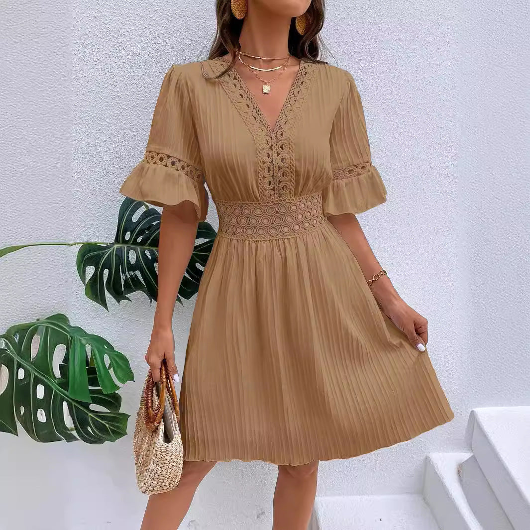 Elegantes Damen Plissee Midikleid. Mit zartem Spitzeneinsatz, V-Ausschnitt & luftigen Volantärmeln. Für Feste.