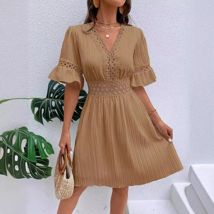 Elegantes Damen Plissee Midikleid. Mit zartem Spitzeneinsatz, V-Ausschnitt & luftigen Volantärmeln. Für Feste.