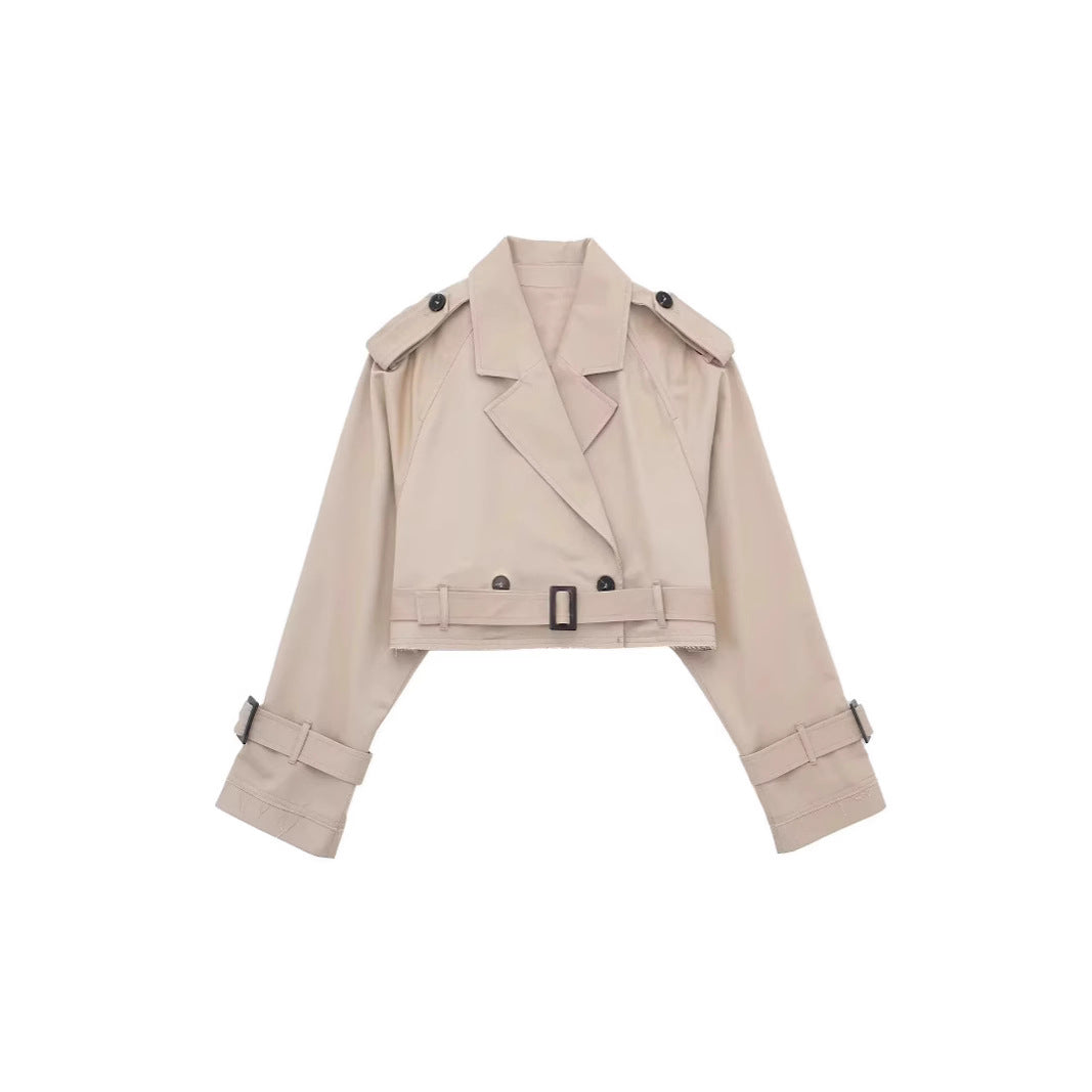 Rückenansicht der eleganten Damen Kurztrenchjacke, sauber geschnitten, mit verstellbarem Gürtel für Passform.