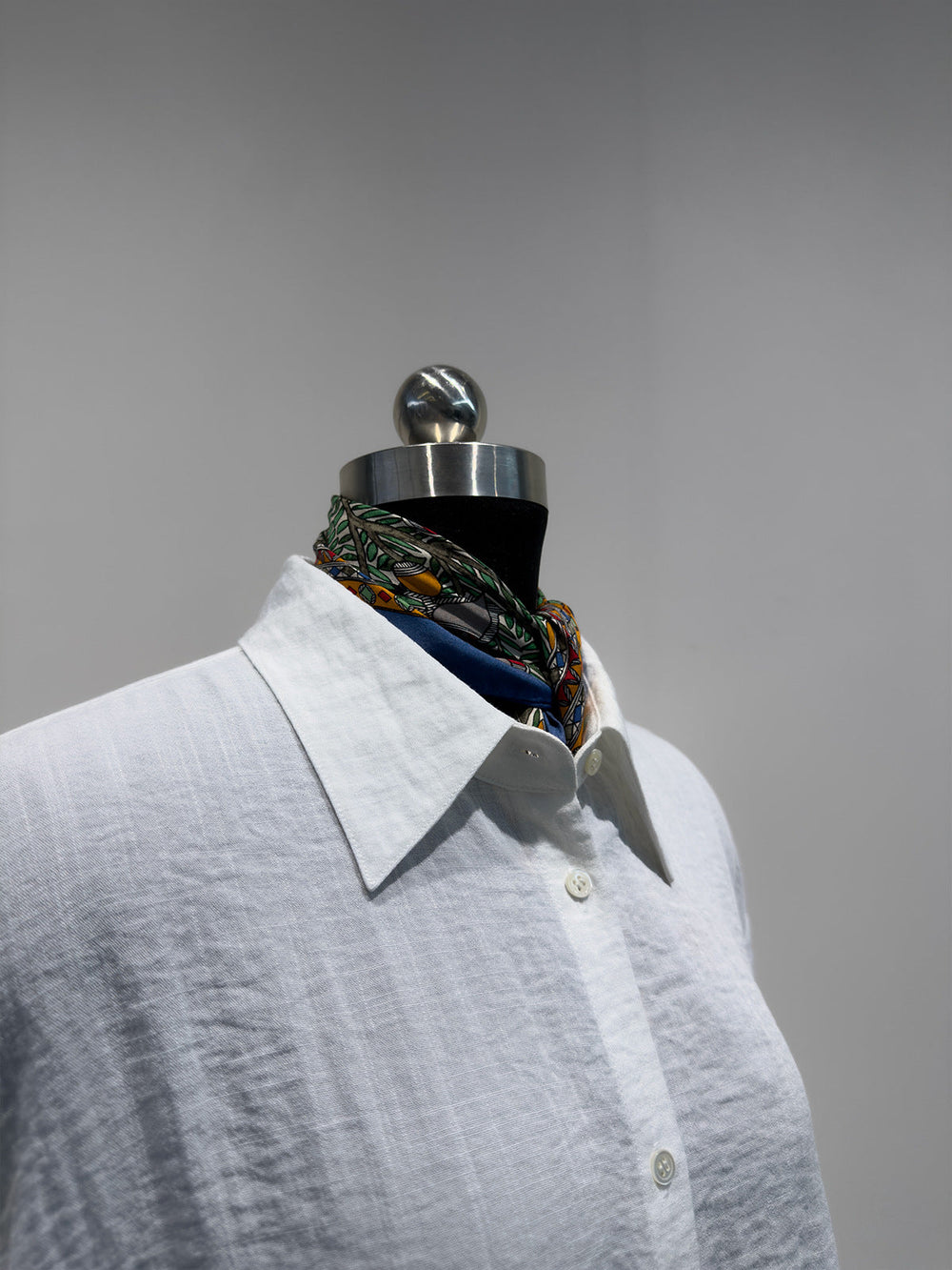 Elegantes Damenhemd mit Knopfleiste, perfekt als Business-Bluse oder lässiges Freizeit-Outfit. Zeitloses Design.