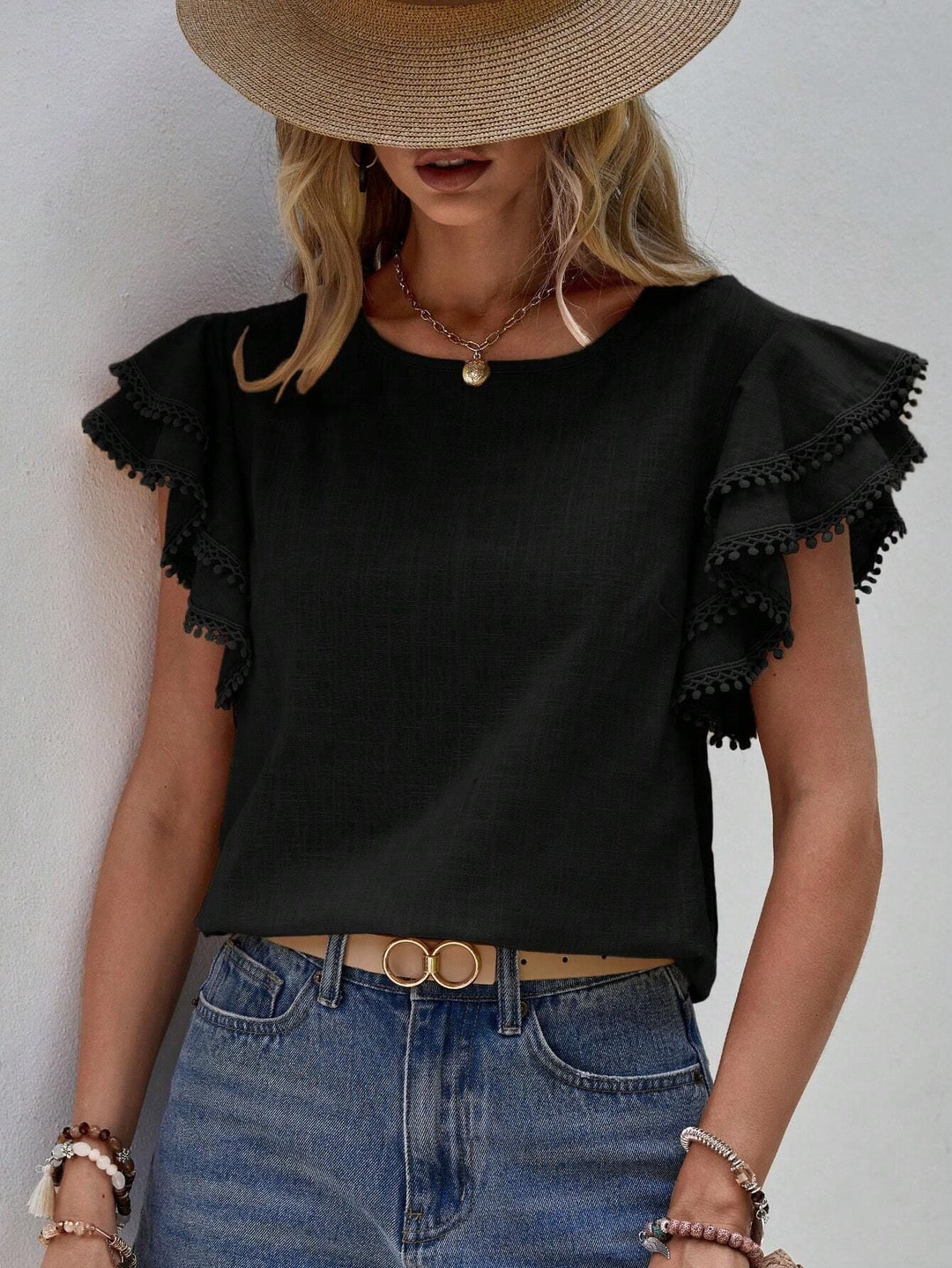 Elegante Frühlings- & Sommerbluse für Damen mit stilvollen Volants und feminem Pompon-Spitzenbesatz.