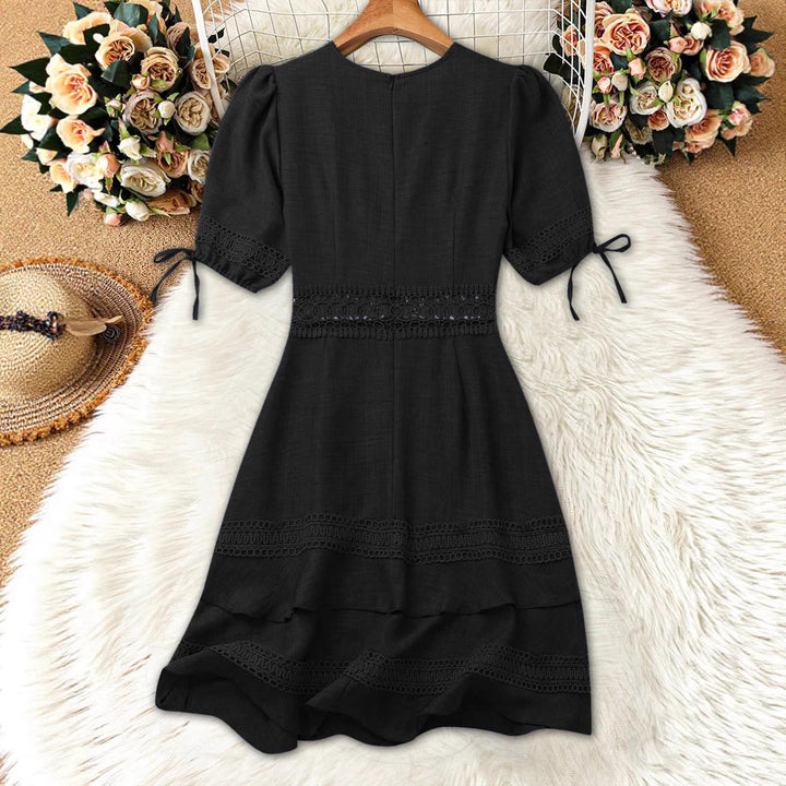 Elegantes Damen Freizeitkleid im Boho-Stil mit V-Ausschnitt, Volants & Häkelspitze. Ideal für Frühling & Sommer.