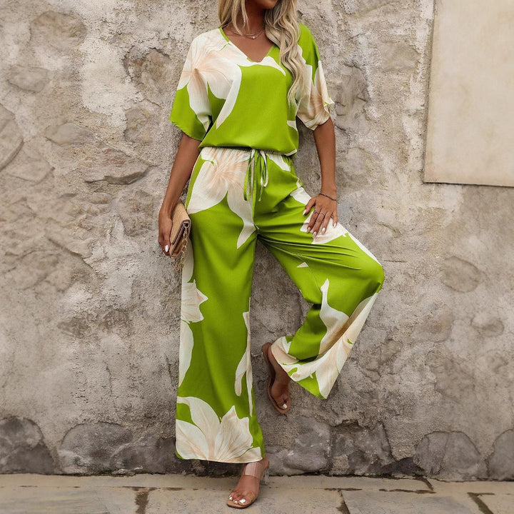 Damen Sommer Hosenanzug floral mit weitem Bein für elegante Freizeit und Urlaub.