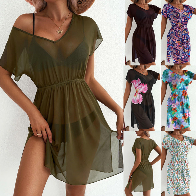 Model trägt luftiges Damen-Sommerkleid mit V-Ausschnitt, Kurzarm & modischem Blätterprint. Ideal für warme Tage.