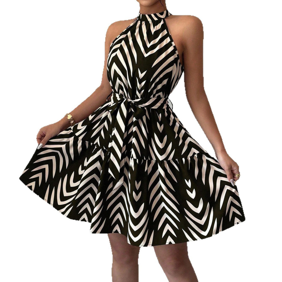Ärmelloses Damen Neckholderkleid im A-Linie-Stil. Gestuftes Sommerkleid mit Taillengürtel & modernem Grafik-Print.
