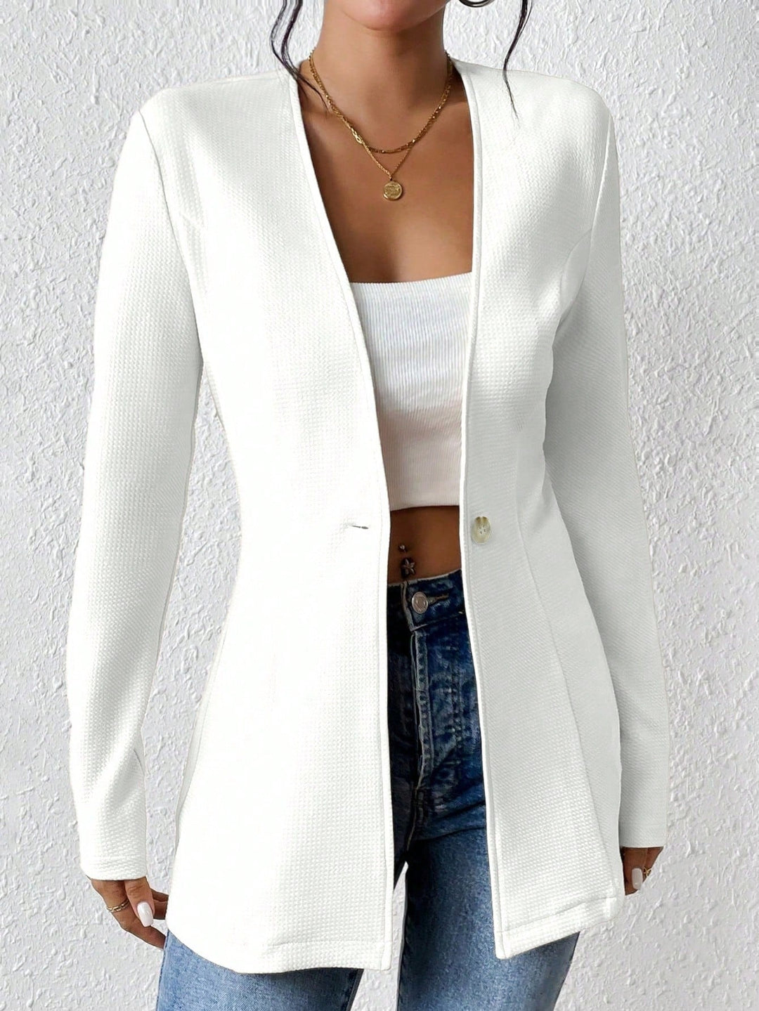 Rückenansicht des taillierten Damen Longblazers, betont die feminine Passform.