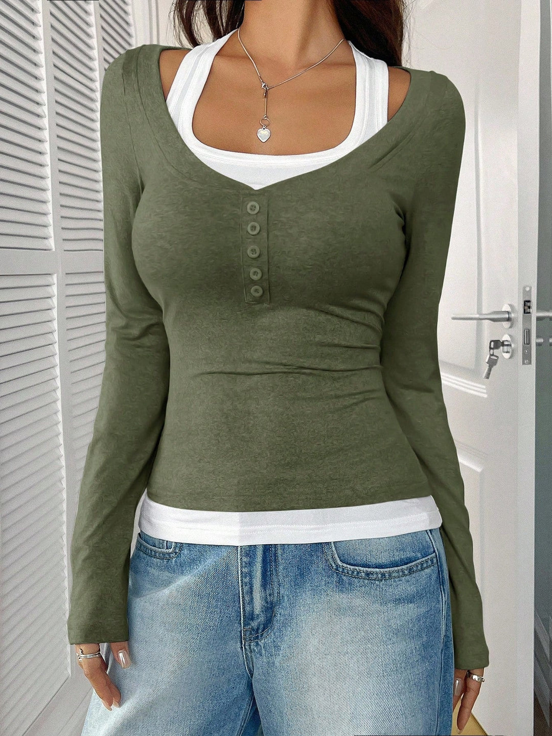 Schmal geschnittenes Damen Langarmshirt mit U-Ausschnitt. Vielseitig als Basic oder für den Lagenlook geeignet.