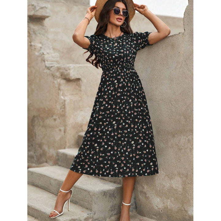 Elegantes Frühlingskleid für Damen: Maxikleid mit Blumendruck, Smock-Taille und luftigen Puffärmeln.