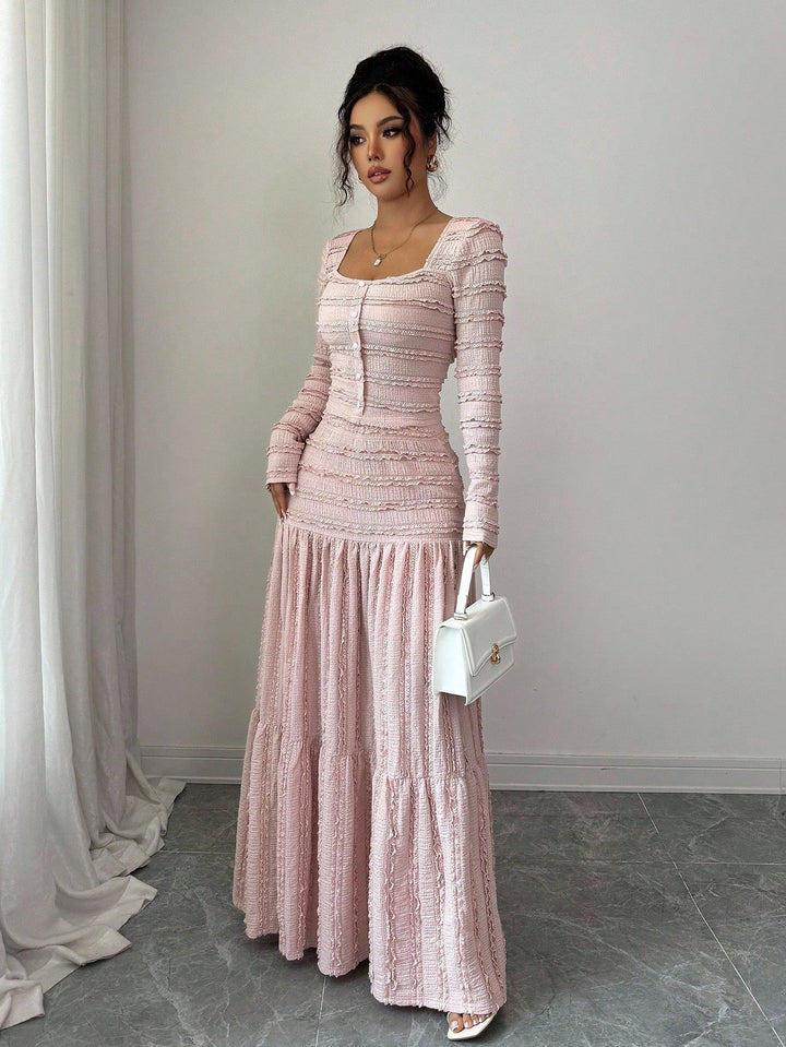 Figurbetontes Damen Maxikleid mit Textur. Eleganter quadratischer Ausschnitt, praktische Knopfleiste und lange Ärmel.