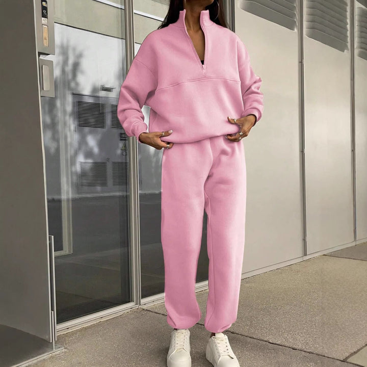Modisches Damen Oversize Sweat-Set für den Herbst. Sportlicher Stehkragen Pullover und entspannte Jogginghose.