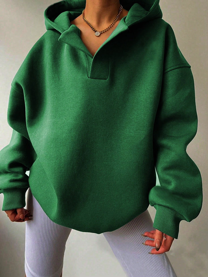 Weicher Damen Langarm-Hoodie mit V-Ausschnitt. Oversize-Stil für höchsten Tragekomfort im Winter.