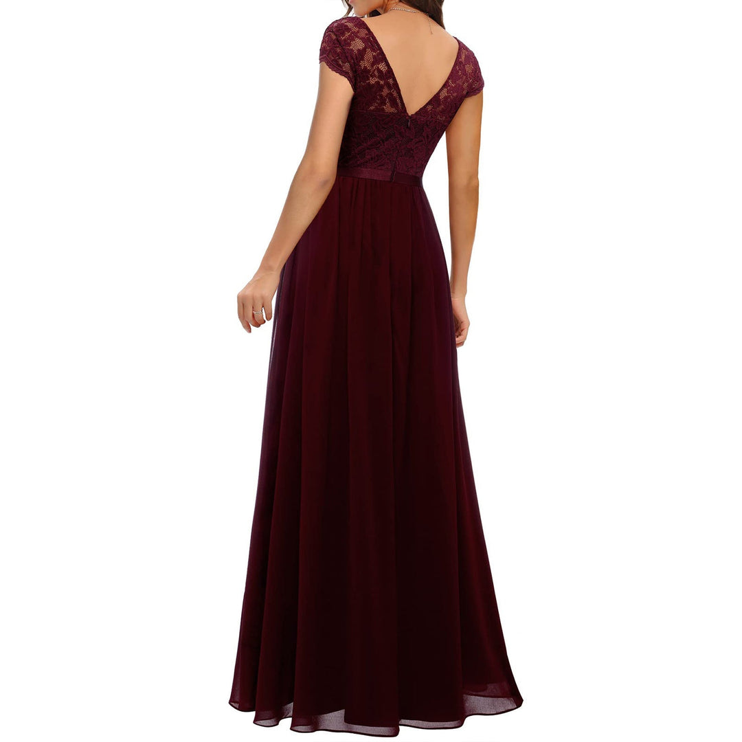 Schickes Cocktailkleid aus Spitze mit V-Ausschnitt für Damen, perfekt für besondere Abendanlässe.
