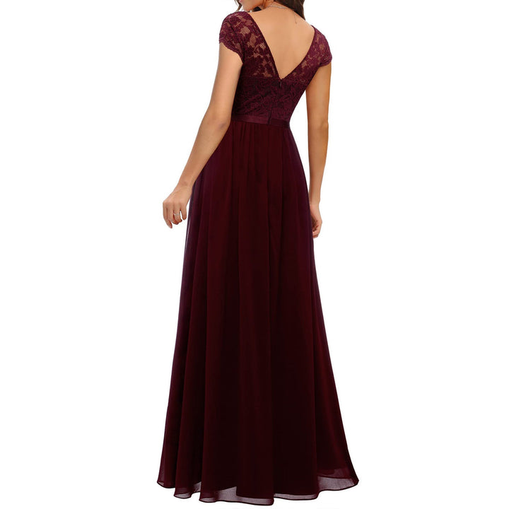 Schickes Cocktailkleid aus Spitze mit V-Ausschnitt für Damen, perfekt für besondere Abendanlässe.