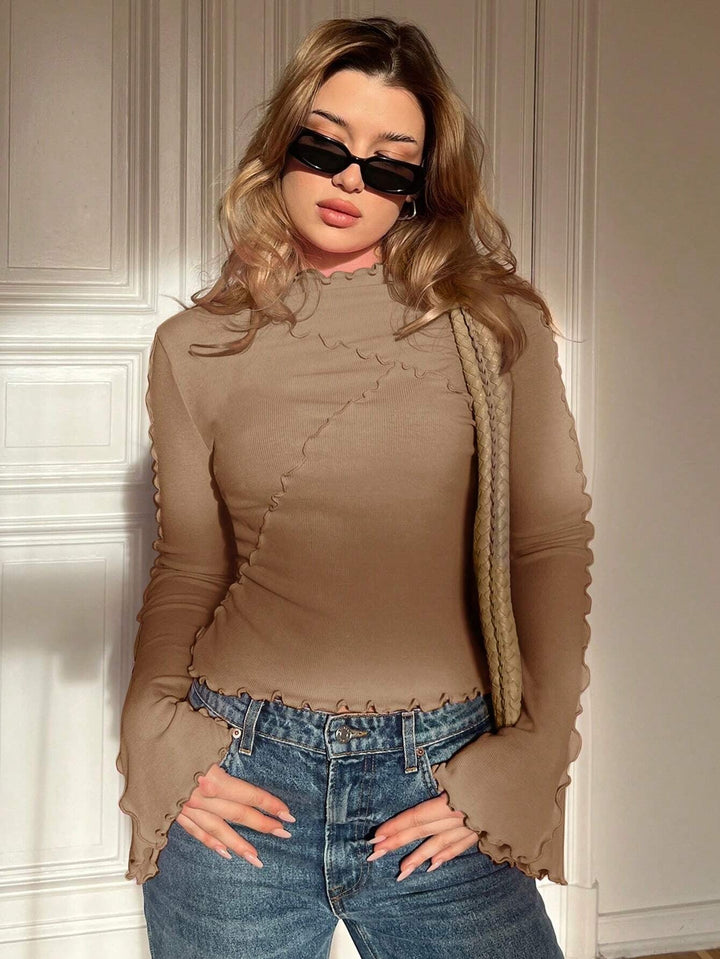 Elegantes geripptes Damen Langarmshirt mit Stehkragen & charmanten Rüschen für den Schichtlook.