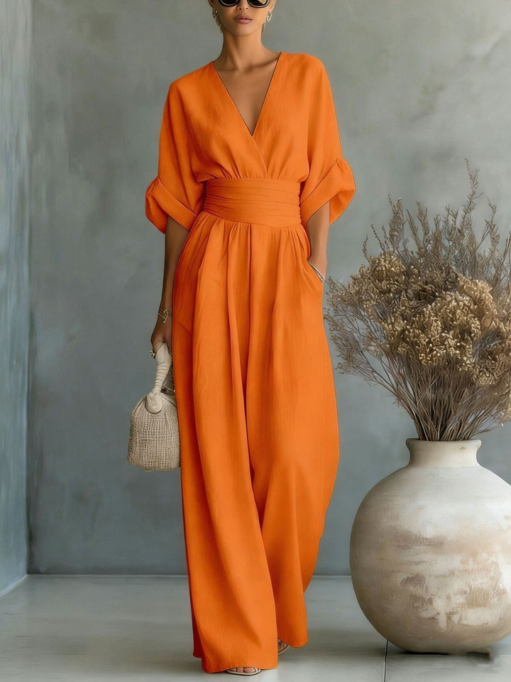 Schwarzer Damen Jumpsuit mit elegantem V-Ausschnitt & weitem Bein. Ideal für Abendmode & Gala-Events.