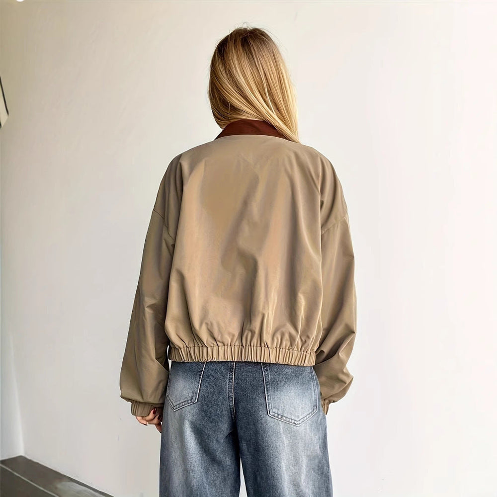 Trendige Khaki Damen Bomberjacke, eine stilvolle Freizeitjacke für moderne Alltagsmode.
