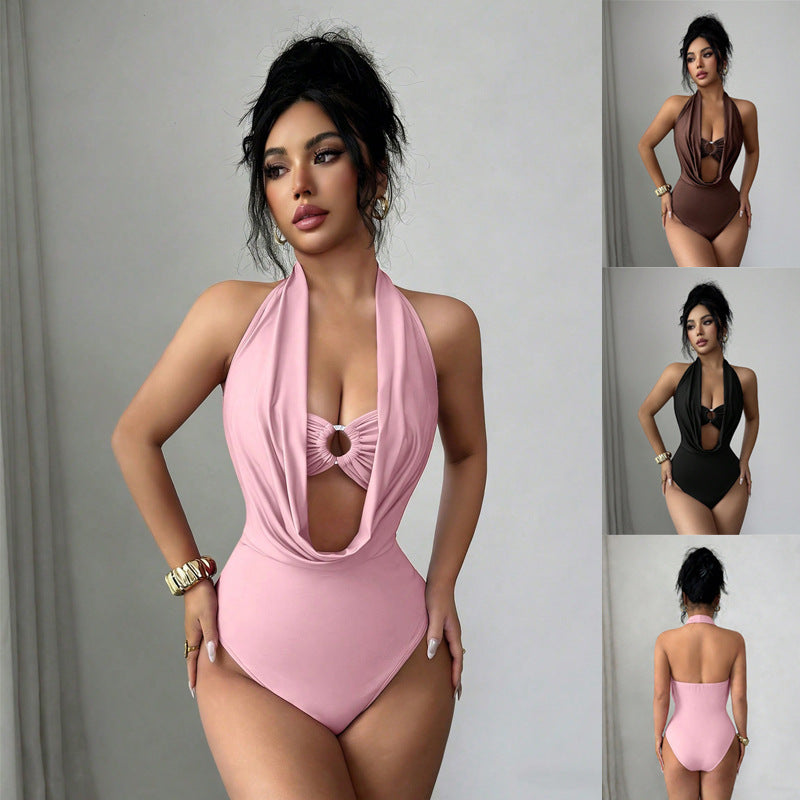 Eleganter taillierter Damen Neckholder-Einteiler mit Drapierung & Ringdetail. Perfekt für Strand & Pool im Sommer.