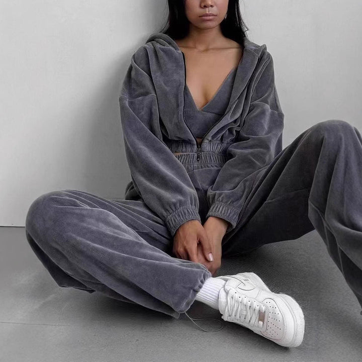 Bequemes Damen Loungewear Set, zweiteilig: modernes Crop-Top und Hose, ideal für entspannte Tage und Sport.