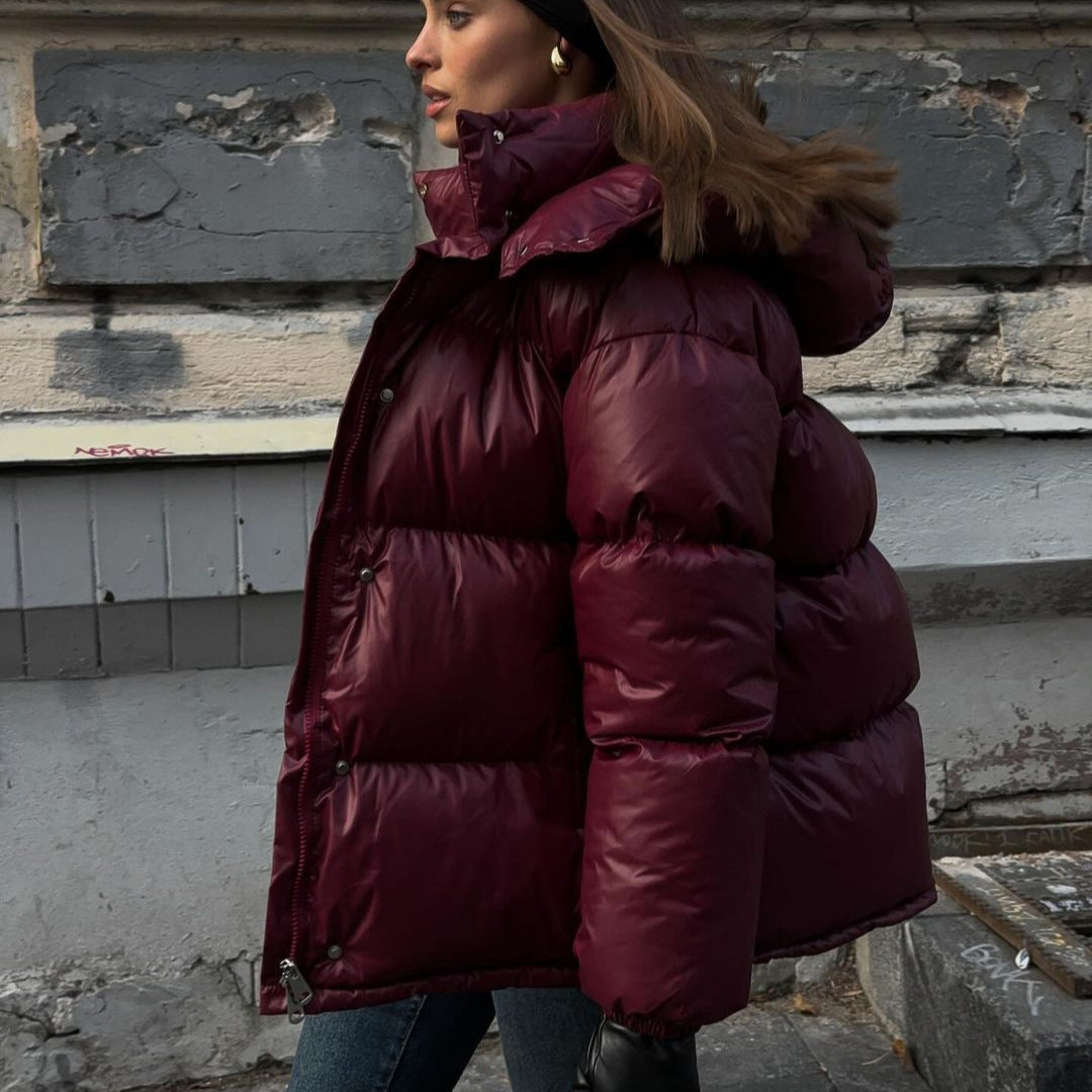 Modische burgunderfarbene Damen Winter Steppjacke, elegant & voluminös.