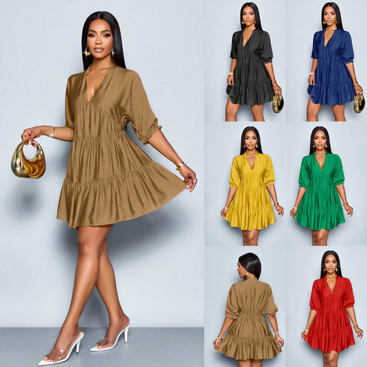 Damen Stufen-Minikleid mit femininem V-Ausschnitt und eleganten gerafften Dreiviertelärmeln.
