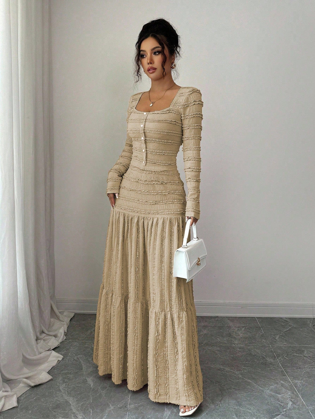 Schickes Freizeitkleid für Damen: Strukturiertes Maxikleid mit quadratischem Ausschnitt, Knopfleiste und Langarmdesign.