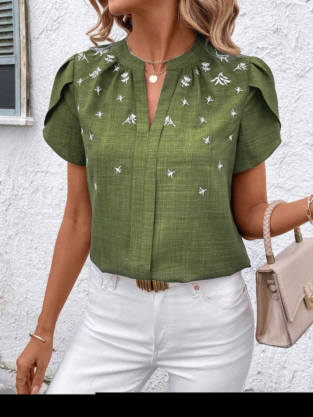 Leichte, luftige Damen Kurzbluse mit Stehkragen & floraler Stickerei – ein Muss für den Sommer.