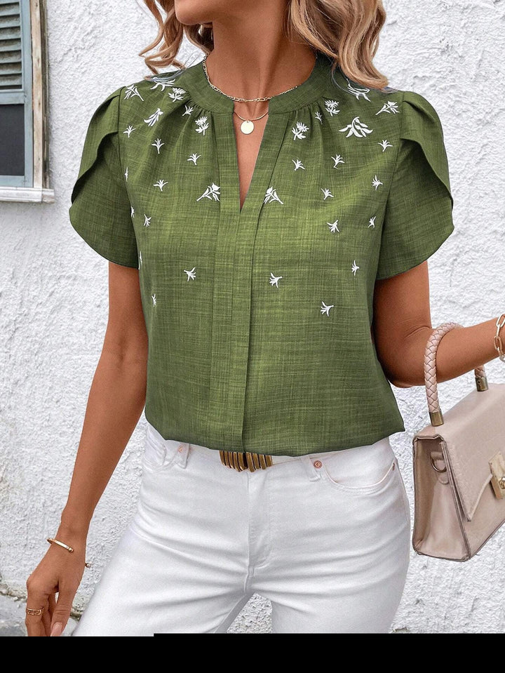 Leichte, luftige Damen Kurzbluse mit Stehkragen & floraler Stickerei – ein Muss für den Sommer.