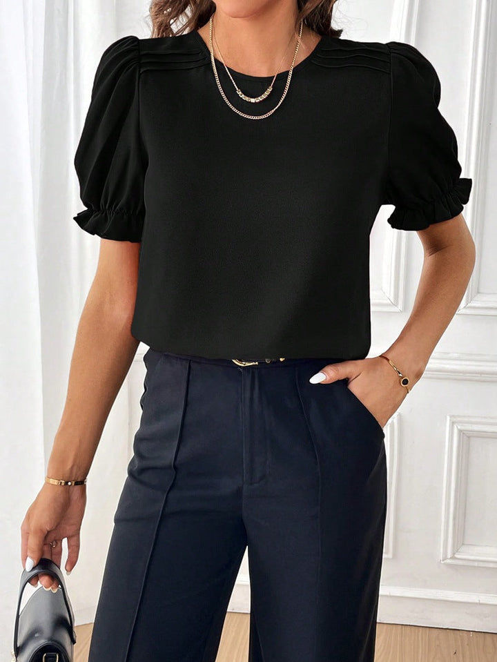 Vielseitiges Oberteil: Modische Bluse mit Puffärmeln und Schulterfalten, geeignet für elegante Outfits.