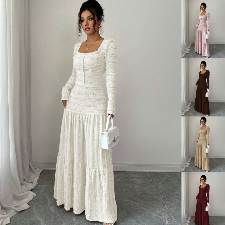 Elegantes Damen Maxikleid, figurbetont, strukturiert, mit quadratischem Ausschnitt und durchgehender Knopfleiste.