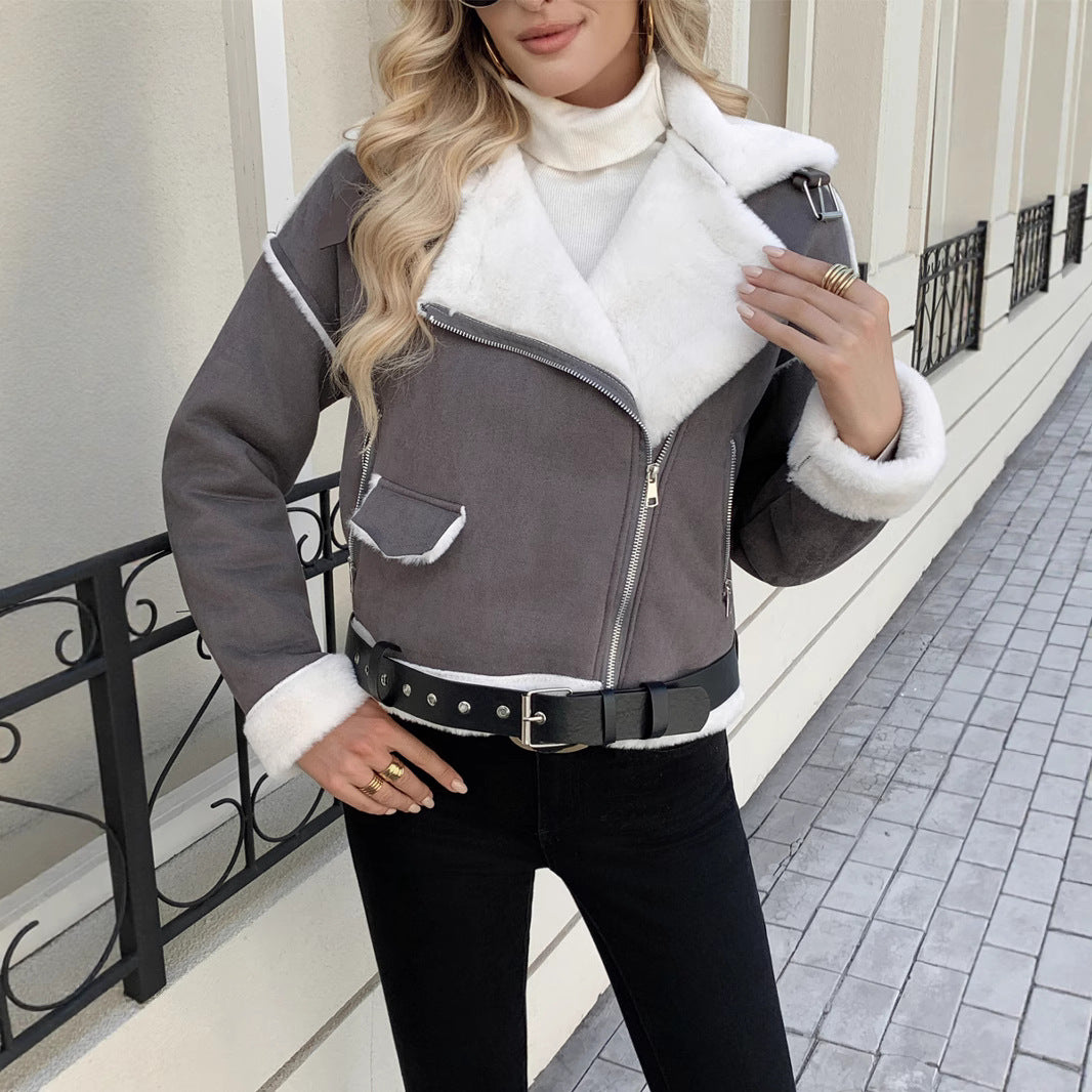 Modische Damen Steppjacke mit weichem Kunstpelz am Kragen und Ärmelbündchen. Eleganter Luxuslook.