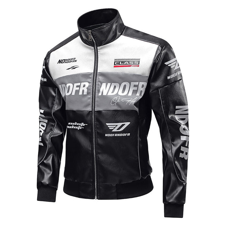 Junger Mann trägt schwarze sportliche Herren Bikerjacke, moderne Motorradjacke für dynamischen Freizeit-Look.