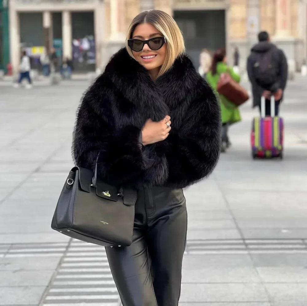 Modische Damen Winterjacke mit Kapuze, kurz geschnitten, ideal für stylische Winter-Outfits.