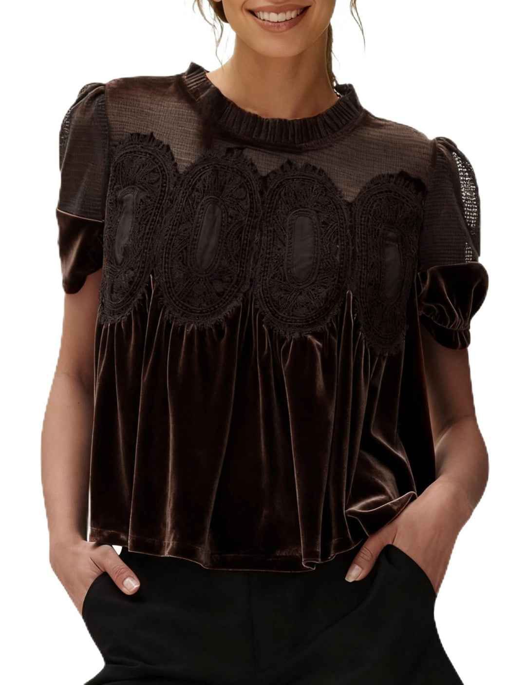 Zeitlose Damen-Samtbluse mit Spitzen-Details, perfekt für einen stilvollen Auftritt.
