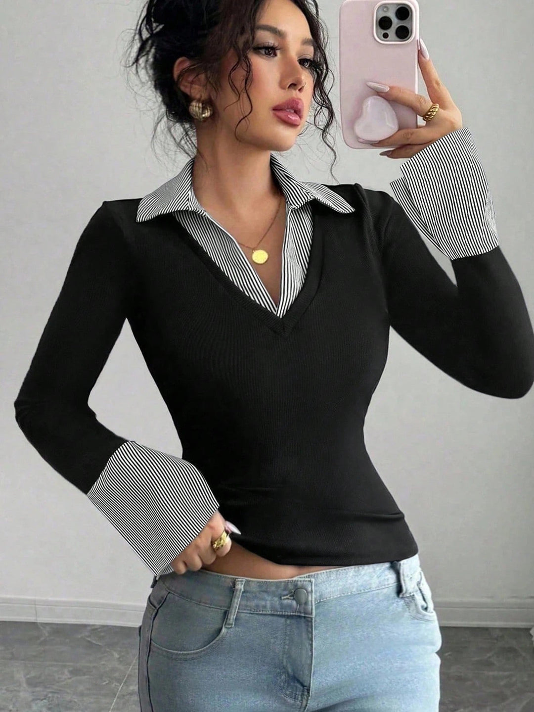 Modisches Damen Oberteil, elegant und figurbetont, mit langem Arm, Hemdkragen und Kontrast-Details.