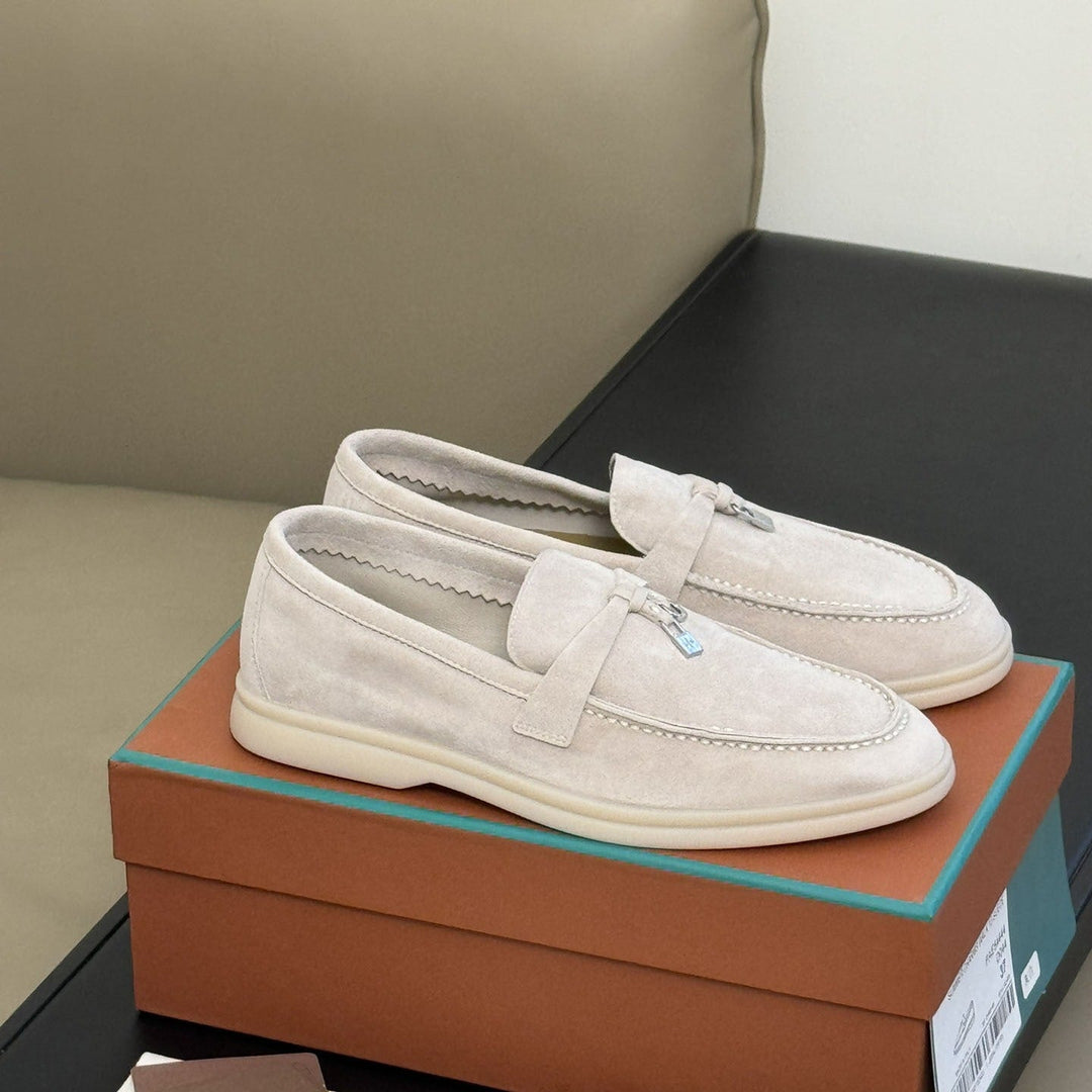 Klassische marineblaue Damen Mokassins. Stilvolle und bequeme Slipper, vielseitig kombinierbar für jeden Look.