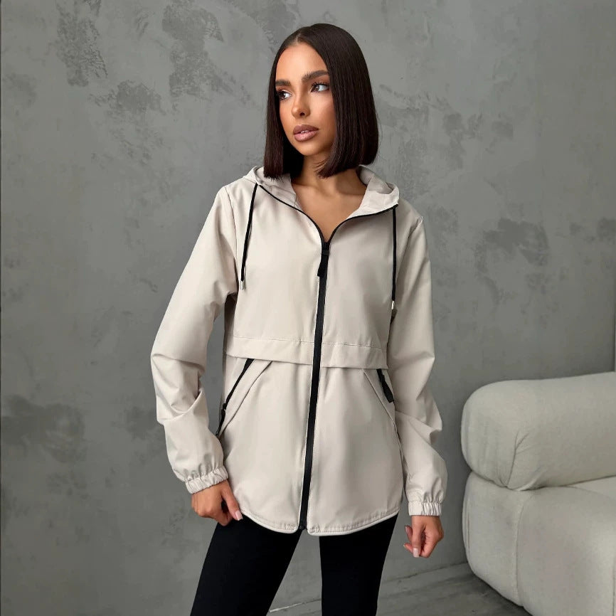 Moderne Damen Leichtjacke, winddicht, mit praktischen Reißverschlusstaschen. Perfekt für Sport & Reise.