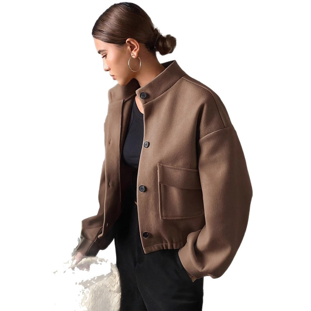 Hochwertige, elegante Damen Kurzjacke in Khaki mit Stehkragen. Perfekte Übergangsjacke für stilvolle Herbst-Looks.