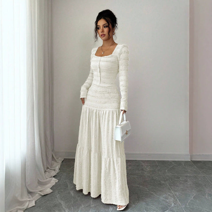 Modisches figurbetontes Damen Maxikleid. Strukturiert, langärmlig, mit elegantem quadratischem Ausschnitt & Knopfleiste.