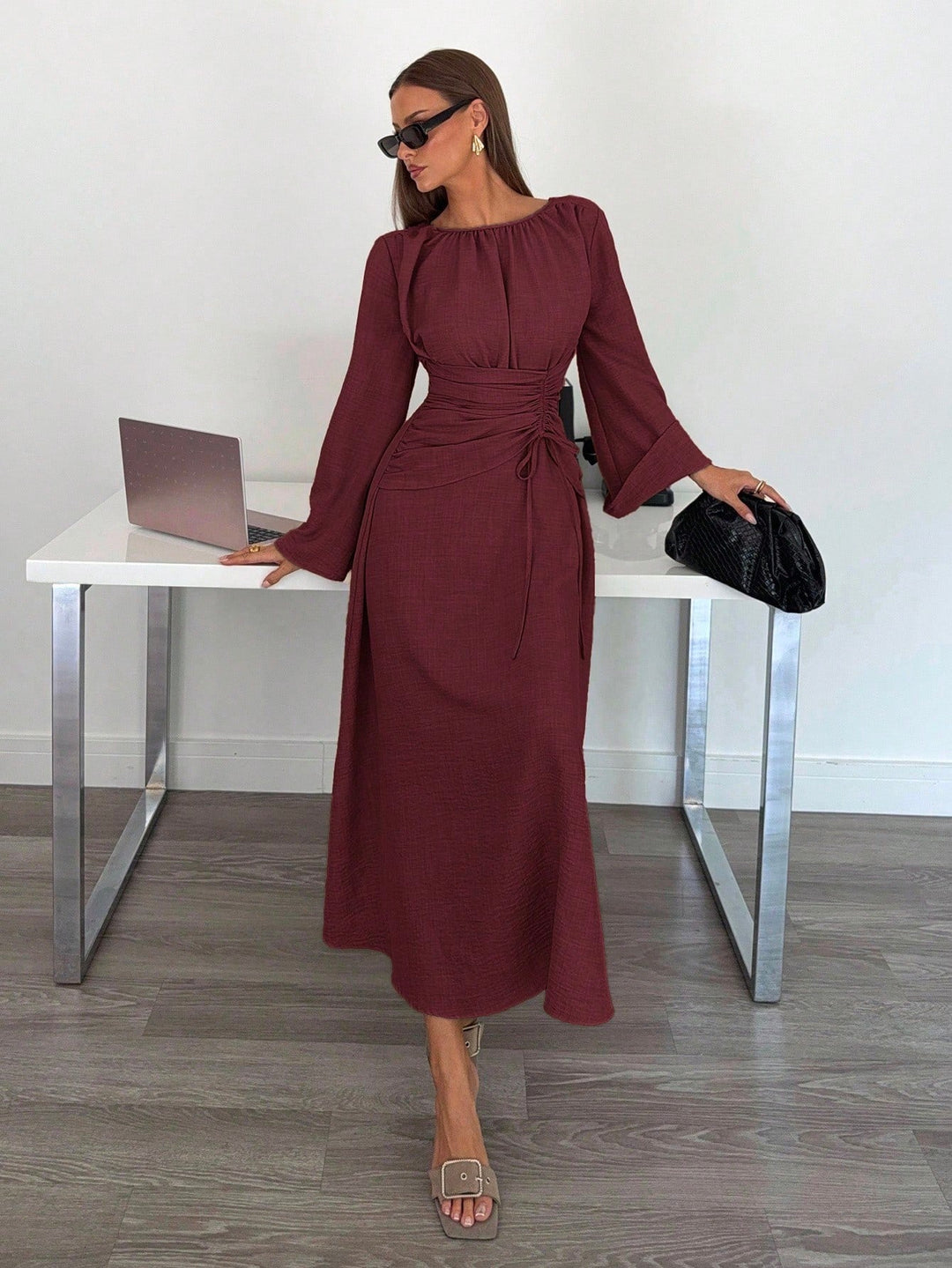 Festliches Damenkleid, langarm Maxikleid mit Taillenschnürung. Eleganter, fließender Stoff für besondere Anlässe.