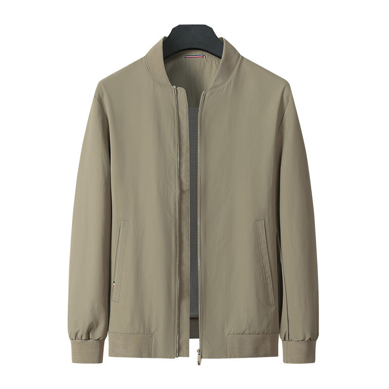 Nahaufnahme des atmungsaktiven Stoffes einer Herren-Übergangsjacke. Ideale leichte Jacke für Frühling und Herbst.