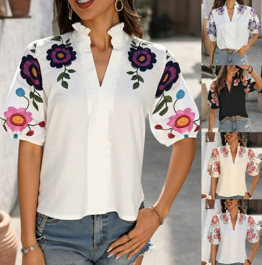 Damen Romantik-Bluse mit eleganter Blumenstickerei, Rüschenkragen und stilvollen Puffärmeln. Feminine Sommermode.