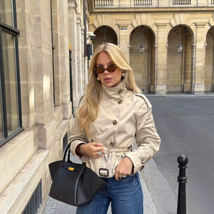 Stilvoller kurzer Trenchcoat für Damen, ideal als Business- oder Freizeitjacke, modisch & zeitlos.