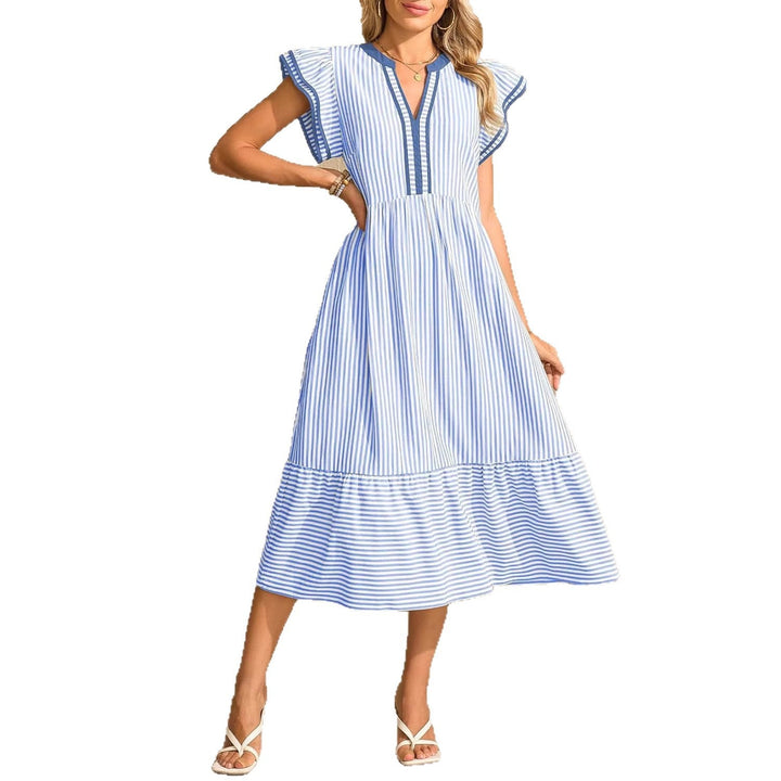 Maritimes Damen Midikleid, gestreift, mit tiefem V-Ausschnitt & Volant. Für einen stilvollen Sommer.