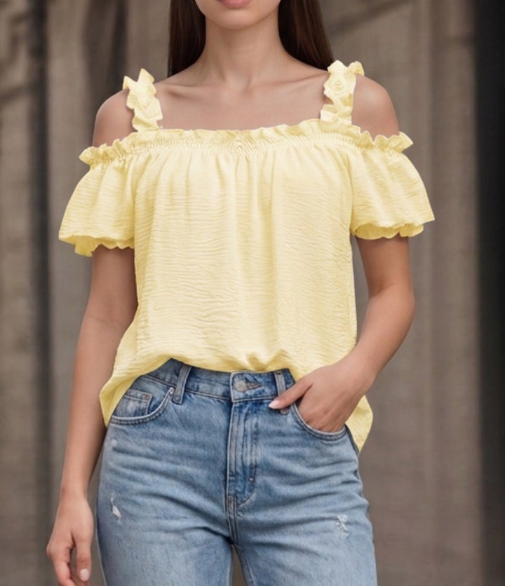 Weißes schulterfreies Damen Top mit Volantärmeln, perfekt für entspannte Sommerabende und Damenmode.
