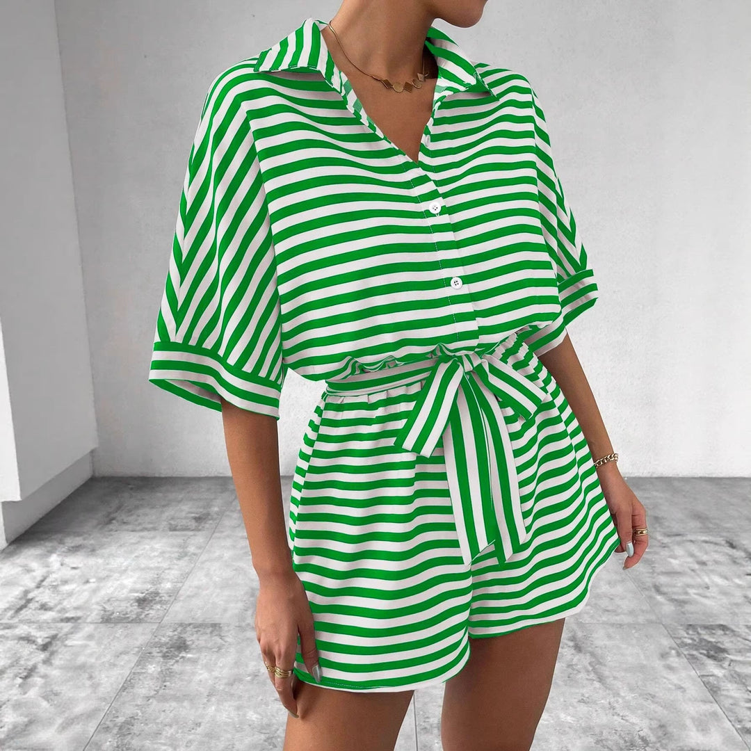 Moderner Sommeroverall für Damen, gestreift, mit Reverskragen und Gürtel, ideal für elegante Freizeitlooks.