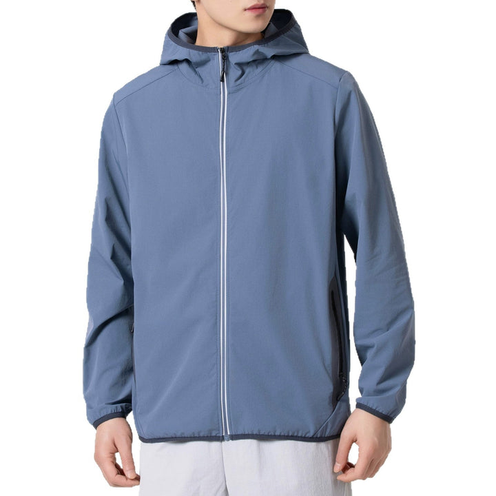 Zusammengefaltete, kompakte Herren Sportjacke, winddicht und atmungsaktiv, perfekt für unterwegs im Frühling.