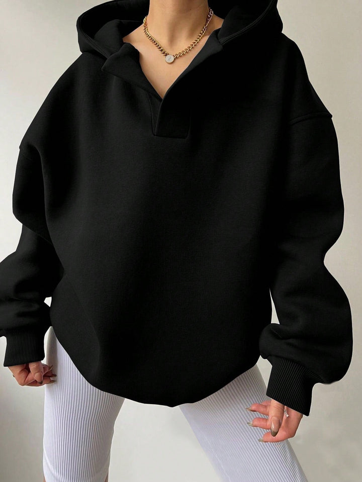 Bequemer Damen Oversize Kapuzenpullover mit V-Ausschnitt, ideal für Athleisure & casual Winterlooks.