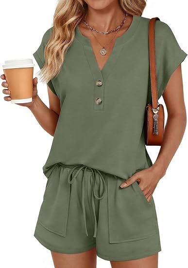 Gemütliches Damen Lounge Set in Weiß, bestehend aus Oberteil mit Knopfleiste und Shorts mit Kordelzug, Sommer-Fit.