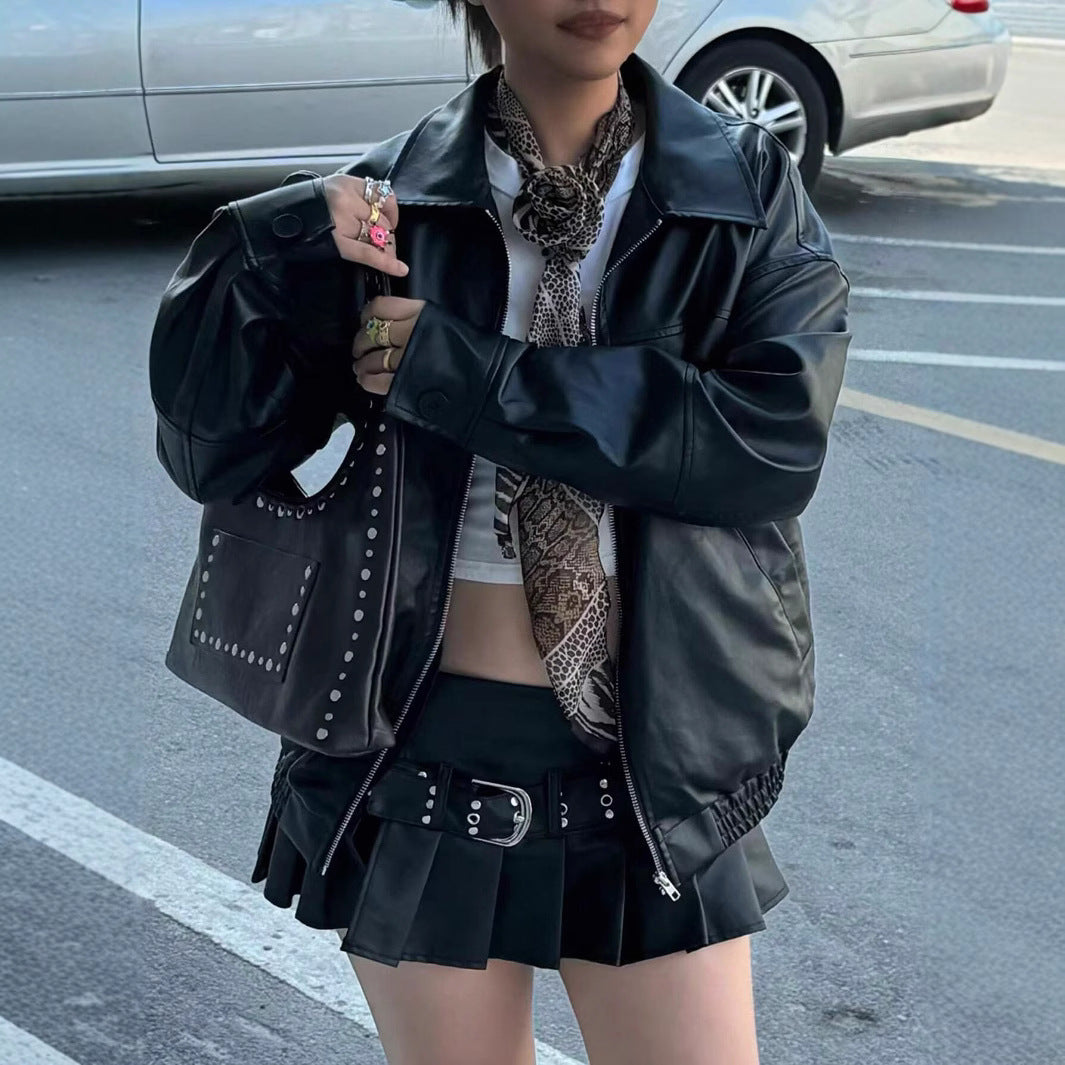 Moderne Damen Kunstleder Motorradjacke in Schwarz, ideal als lässige Übergangsjacke für Frühling und Herbst.