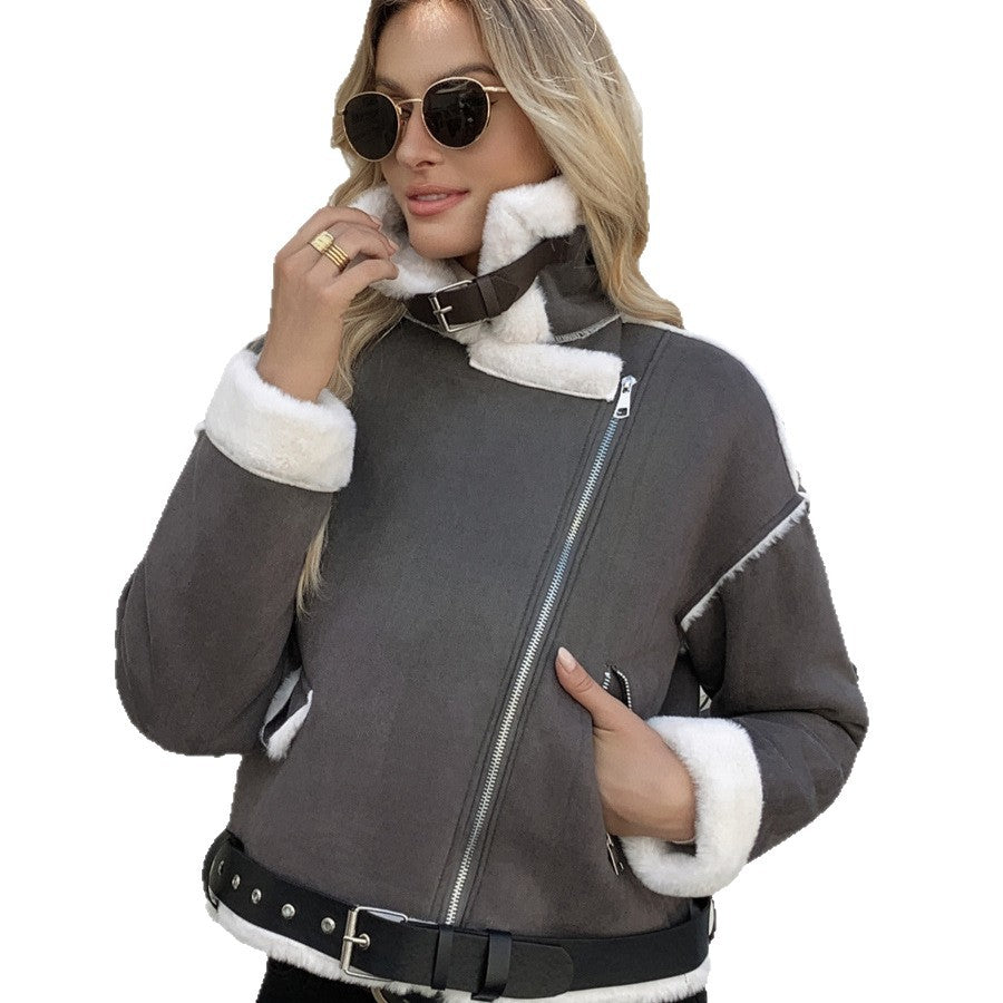 Hochwertige Damenjacke für den Winter mit warmem Kunstpelzkragen und gestepptem Design. Modisch & bequem.